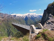 25 'Il Becco' di Dossena  si protende per 16 m nel vuoto , ancorato sulla sommità di  una falesia verticale di circa 150 m